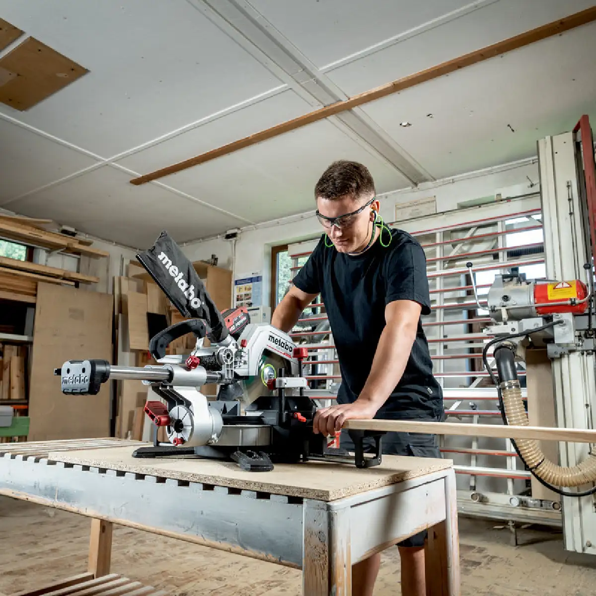 Akumulatorowa pilarka kątowa Metabo KGS 18 LTX BL 254 - kompaktowa, mocna pilarka do precyzyjnych cięć kątowych i ukośnych. Nr kat. 614254850. EAN: 4061792230422