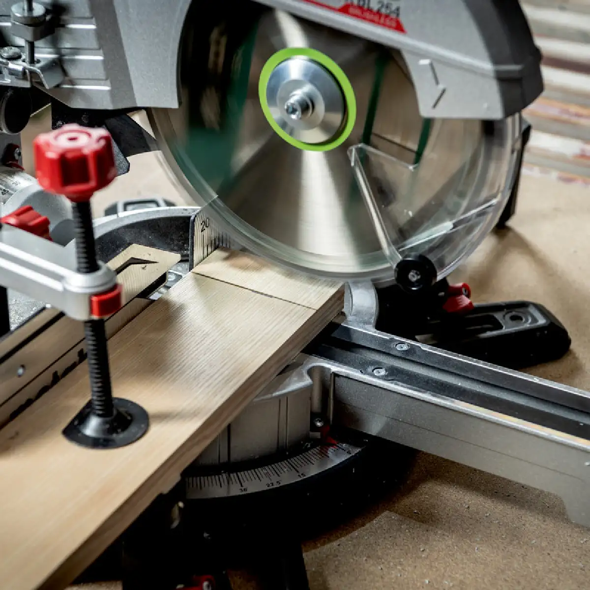 Akumulatorowa pilarka kątowa Metabo KGS 18 LTX BL 254 - kompaktowa, mocna pilarka do precyzyjnych cięć kątowych i ukośnych. Nr kat. 614254850. EAN: 4061792230422