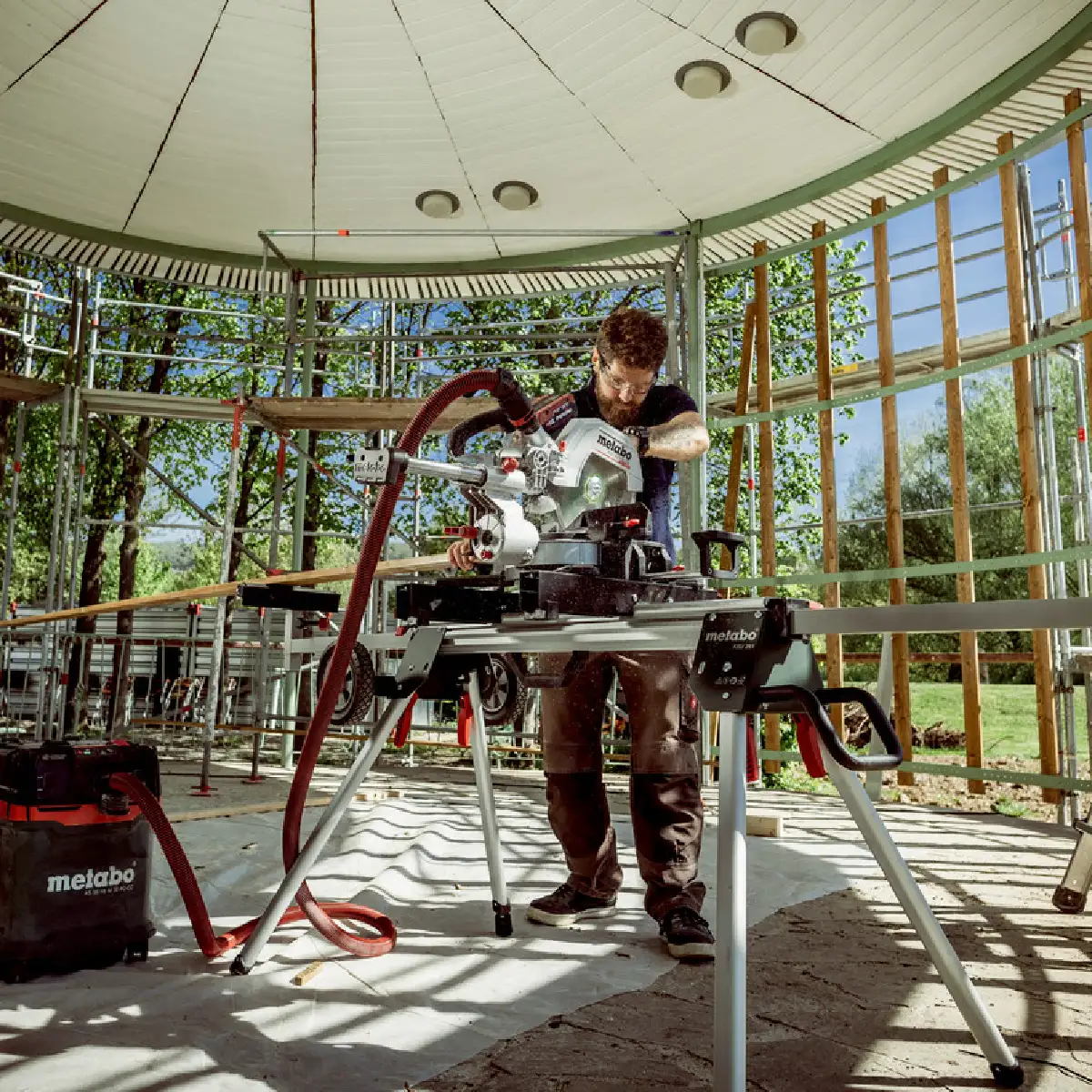 Akumulatorowa pilarka kątowa Metabo KGS 18 LTX BL 254 - kompaktowa, mocna pilarka do precyzyjnych cięć kątowych i ukośnych. Nr kat. 614254850. EAN: 4061792230422