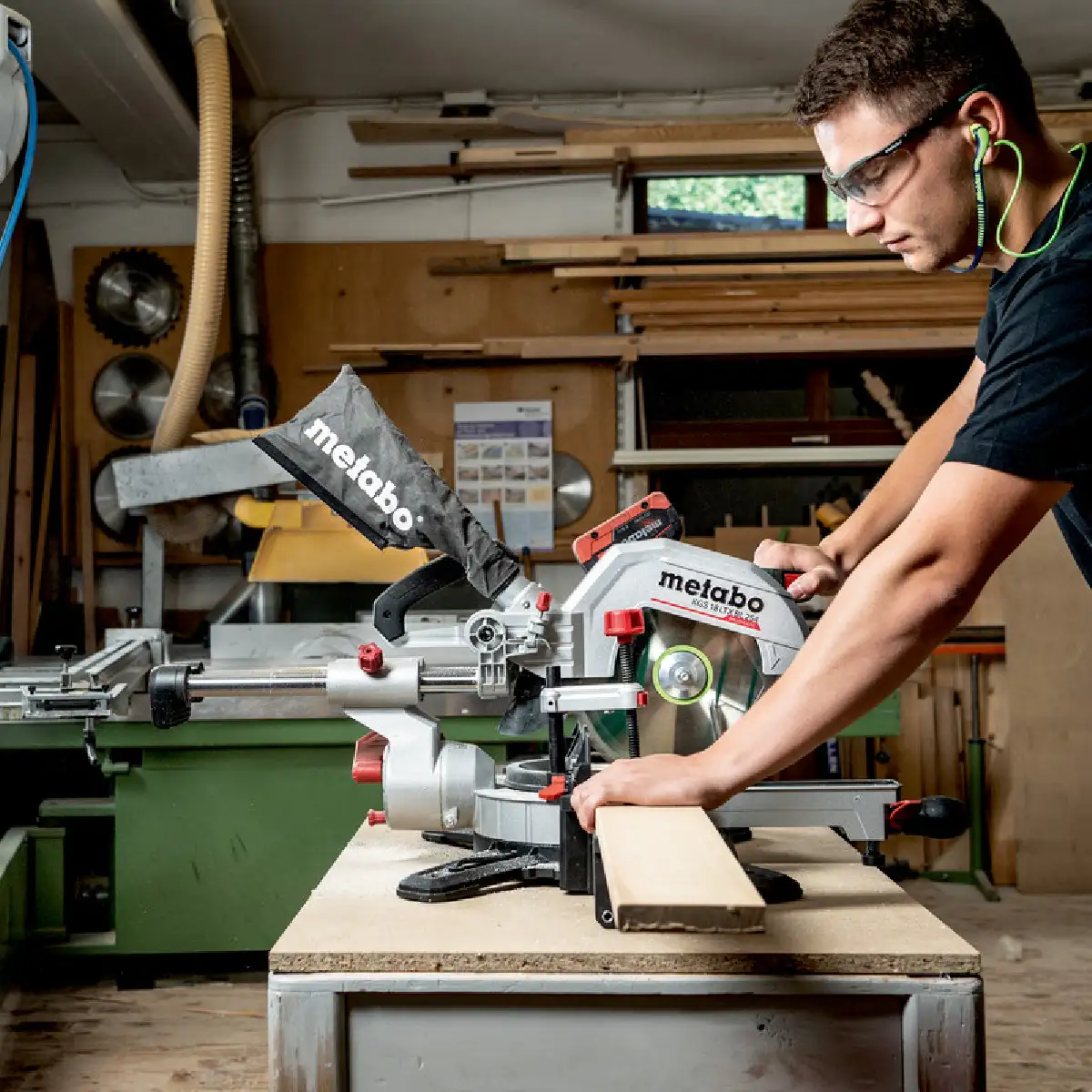 Akumulatorowa pilarka kątowa Metabo KGS 18 LTX BL 254 - kompaktowa, mocna pilarka do precyzyjnych cięć kątowych i ukośnych. Nr kat. 614254850. EAN: 4061792230422